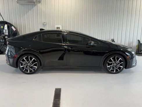 Used 2023 Toyota Prius Prime Premium FWD image 2