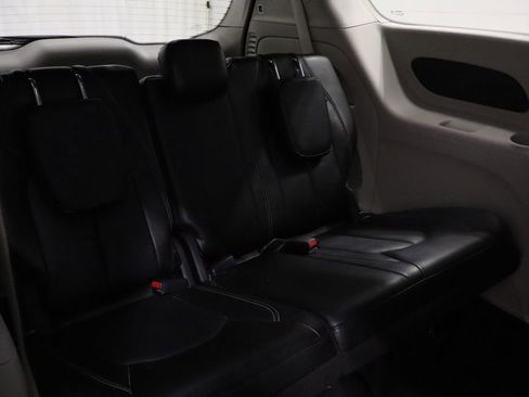 Used 2024 Chrysler Pacifica Touring-L image 17