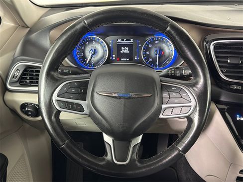 Used 2018 Chrysler Pacifica Touring-L image 22