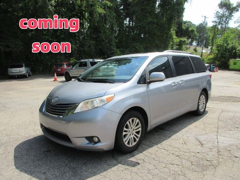 Used 2017 Toyota Sienna XLE w/ XLE Navigation Package FWD image 1