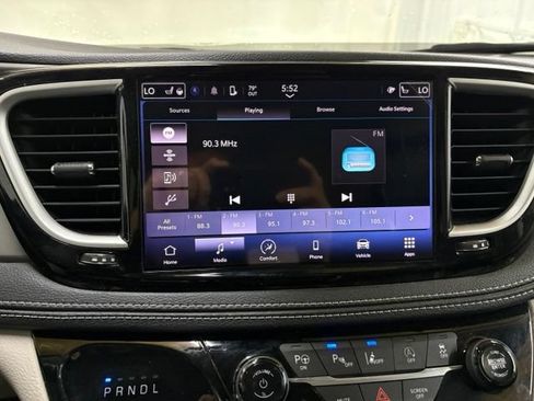 Used 2023 Chrysler Pacifica Touring-L FWD image 34