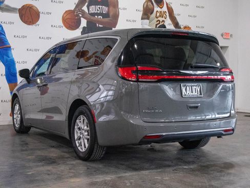 Used 2023 Chrysler Pacifica Touring-L image 21