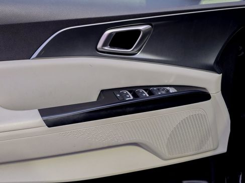 Used 2023 Kia Carnival LX image 5