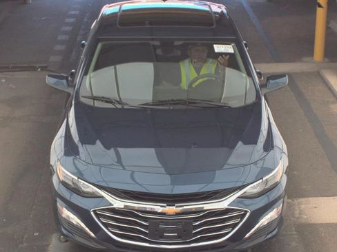 Used 2019 Chevrolet Malibu LT FWD image 2