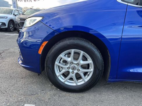 Used 2021 Chrysler Pacifica Touring-L image 6