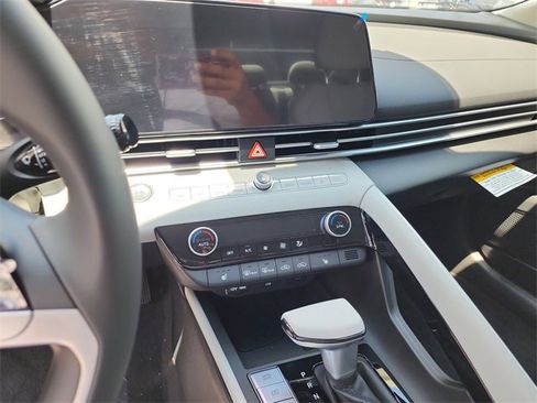 New 2025 Hyundai Elantra Limited image 18