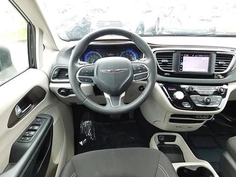 Used 2023 Chrysler Voyager LX FWD image 11