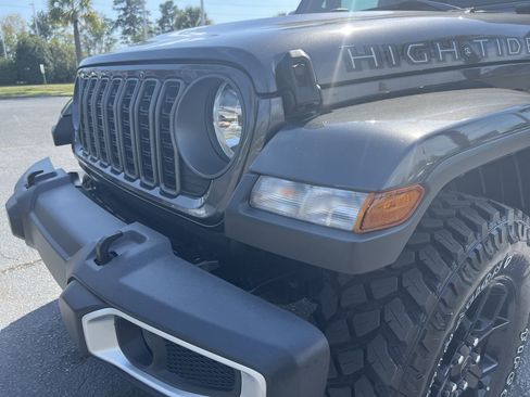 Used 2025 Jeep Gladiator Sport image 6