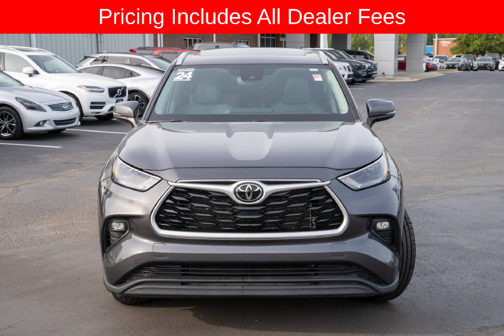 Used 2024 Toyota Highlander XLE FWD image 2