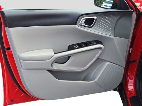 Used 2023 Kia Soul LX w/ LX Technology Package image 16