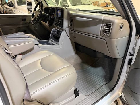 Used 2006 Chevrolet Silverado 2500 LT w/ Onstar Plus Package AWD/4WD image 18