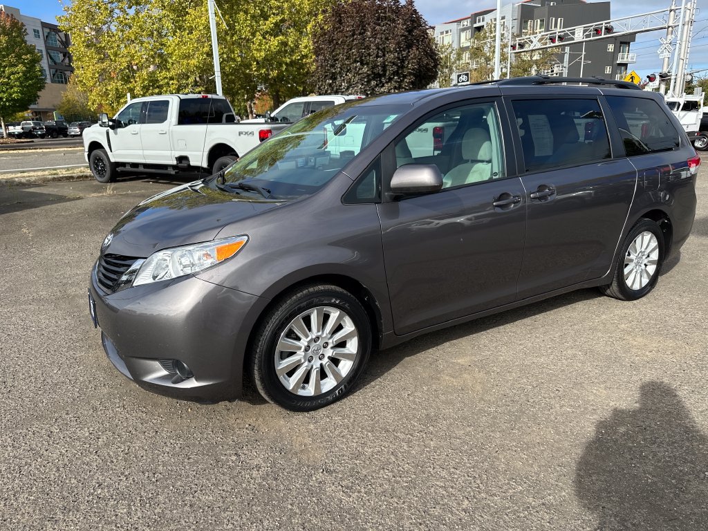 Used 2014 Toyota Sienna LE AWD/4WD image 2