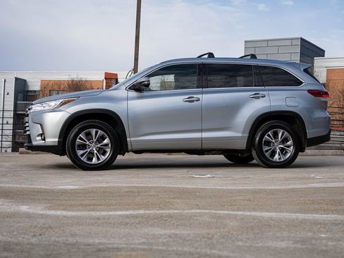 Used 2017 Toyota Highlander XLE image 3