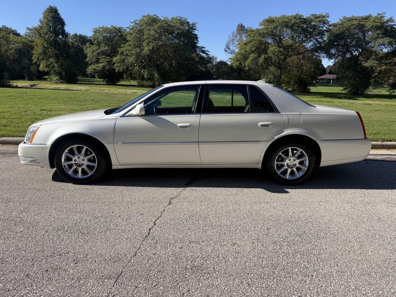 Used 2011 Cadillac DTS FWD image 2