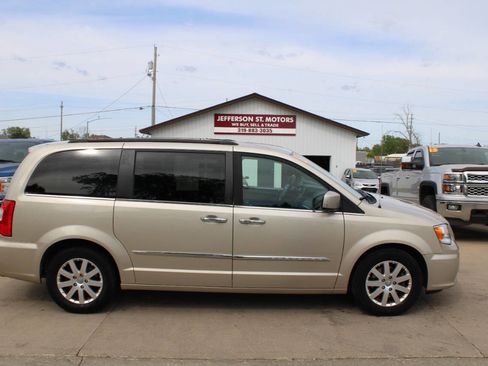 Used 2015 Chrysler Town & Country Touring w/ Driver Convenience Group FWD image 1