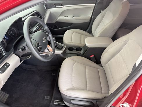 Used 2020 Hyundai Elantra SE w/ Winter Weather Package FWD image 5