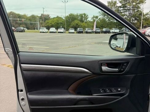 Used 2017 Toyota Highlander Limited image 9