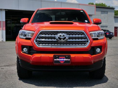 Used 2017 Toyota Tacoma TRD Sport w/ Premium & Technology Package AWD/4WD image 5