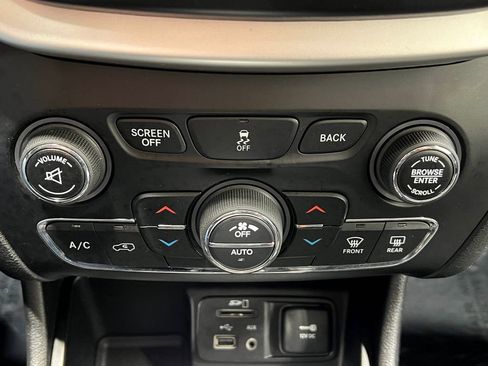 Used 2018 Jeep Cherokee Latitude Plus w/ Comfort/Convenience Group FWD image 24