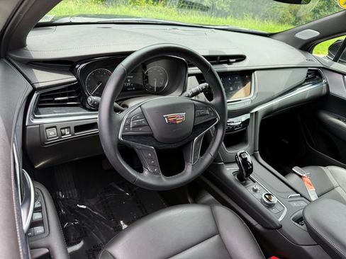 Certified 2025 Cadillac XT5 Premium Luxury w/ LPO, Floor Liner Package AWD/4WD image 4