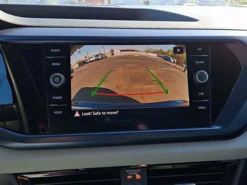 Certified 2022 Volkswagen Taos SE FWD image 18
