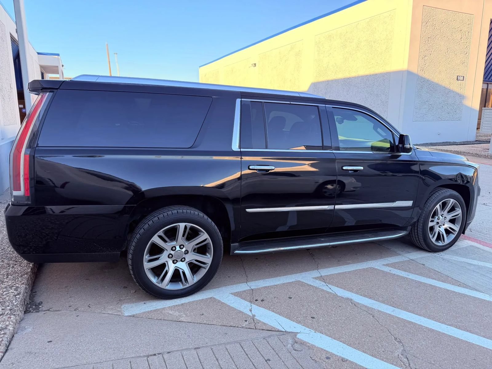 Used 2016 Cadillac Escalade ESV Luxury AWD/4WD image 5