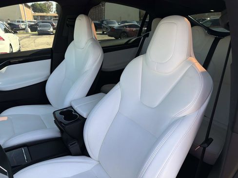 Used 2018 Tesla Model X 75D image 21