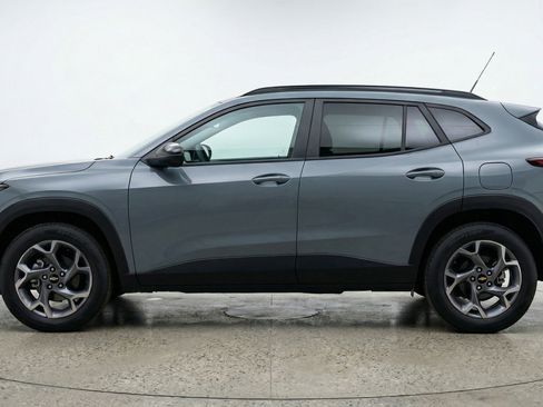 Used 2025 Chevrolet Trax LT FWD image 5