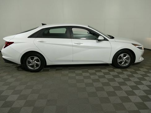 Used 2022 Hyundai Elantra SE FWD image 2