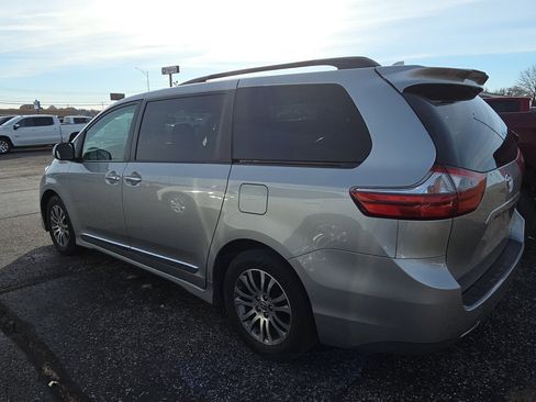 Used 2020 Toyota Sienna XLE image 4