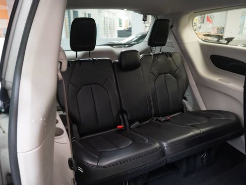 Used 2023 Chrysler Pacifica Touring-L FWD image 20