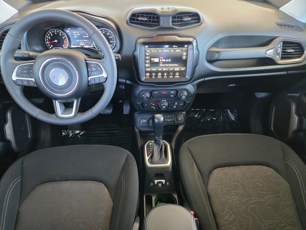 Used 2023 Jeep Renegade Latitude AWD/4WD image 12
