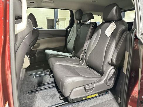 New 2026 Kia Carnival EX image 24