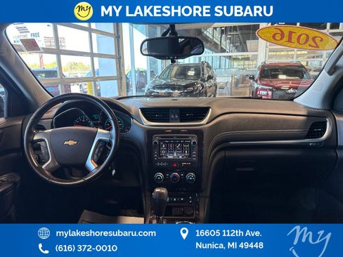 Used 2016 Chevrolet Traverse LT w/ Style and Technology Package FWD image 18