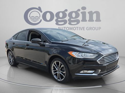 Used 2017 Ford Fusion SE w/ Equipment Group 201A FWD image 7