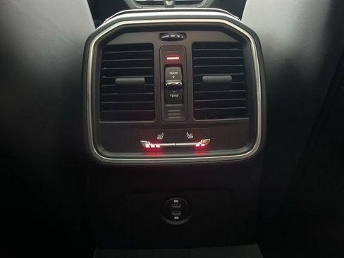 Certified 2025 Porsche Macan image 22