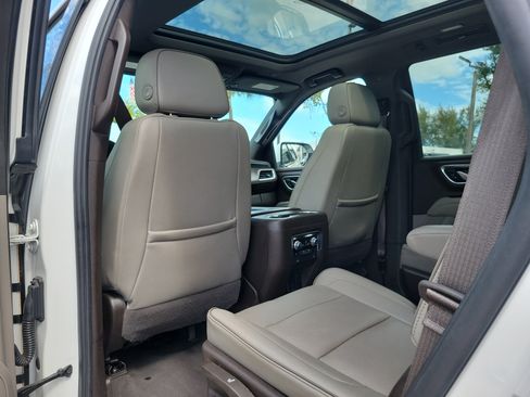 Used 2022 GMC Yukon SLT w/ SLT Premium Package AWD/4WD image 15