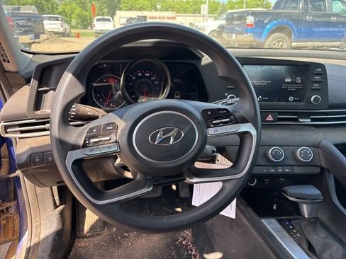 Used 2021 Hyundai Elantra SE FWD image 12