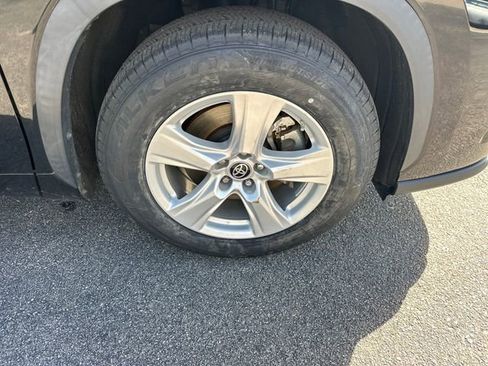 Used 2023 Toyota Highlander L FWD image 34