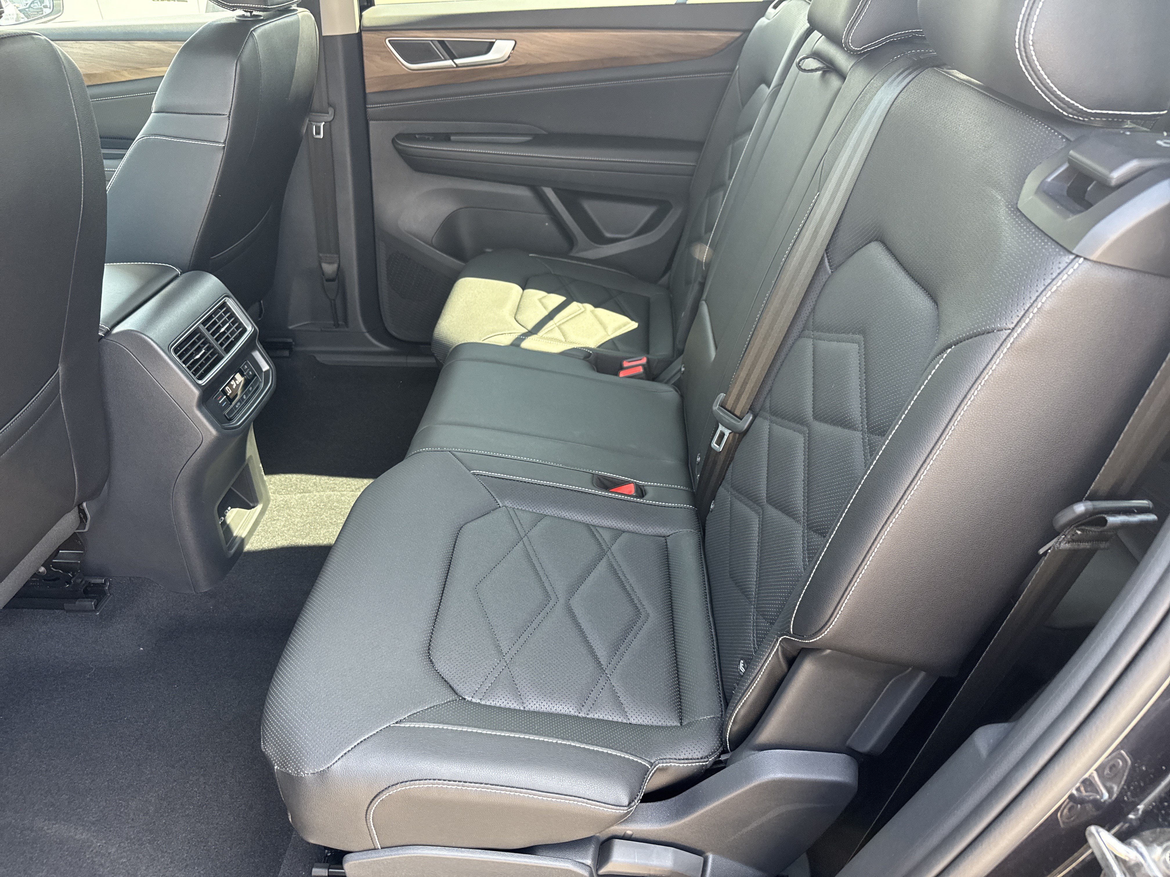 Certified 2025 Volkswagen Atlas SE FWD image 6