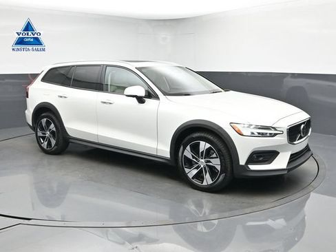 Used 2025 Volvo V60 B5 Cross Country Plus AWD/4WD image 1