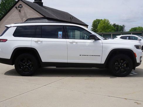 Used 2024 Jeep Grand Cherokee L Altitude AWD/4WD image 2