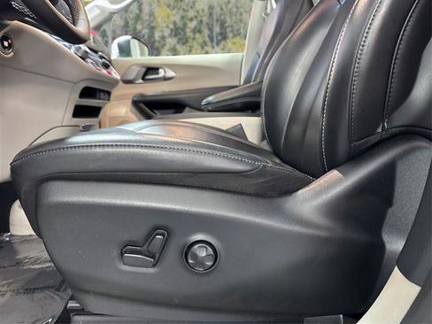Used 2023 Chrysler Pacifica Touring-L FWD image 17