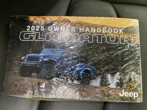 Used 2025 Jeep Gladiator Mojave w/ Convenience Group AWD/4WD image 31