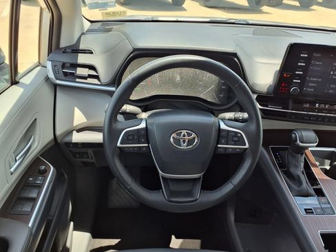 Certified 2023 Toyota Sienna XLE FWD image 15