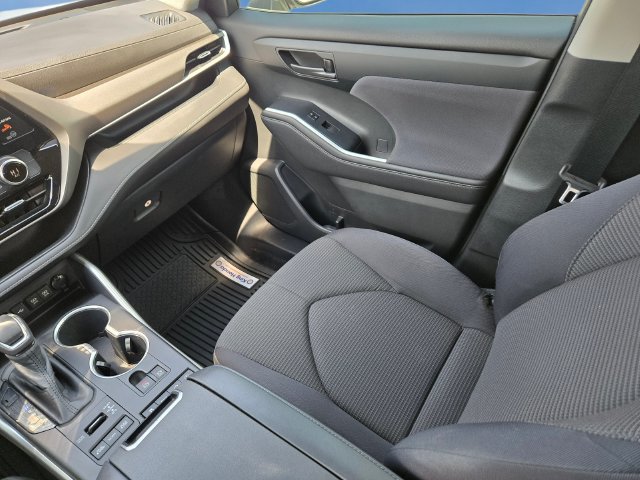 Used 2020 Toyota Highlander LE AWD/4WD image 20