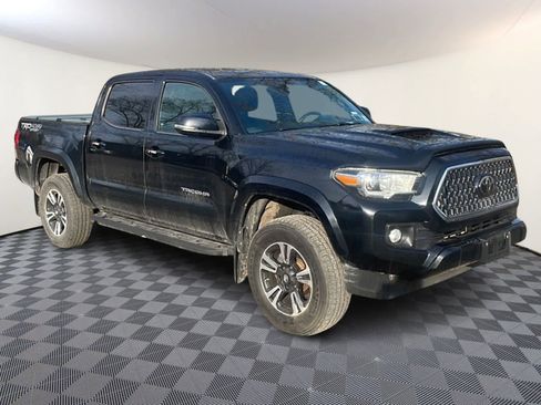 Used 2018 Toyota Tacoma TRD Sport image 10