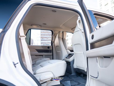 Used 2018 Lincoln Navigator Select w/ Technology Package image 19