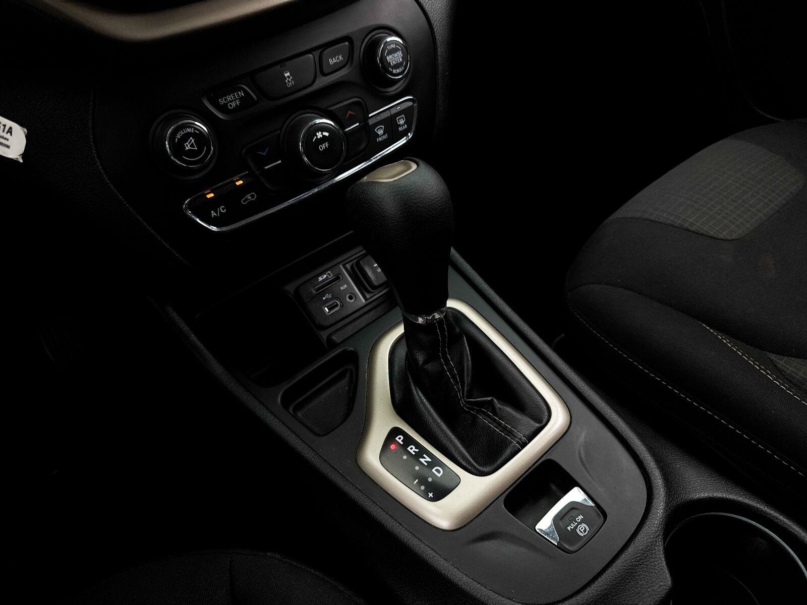 Used 2017 Jeep Cherokee Latitude w/ Comfort & Sound Group FWD image 17