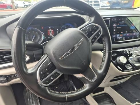 Used 2022 Chrysler Pacifica Touring-L FWD image 21